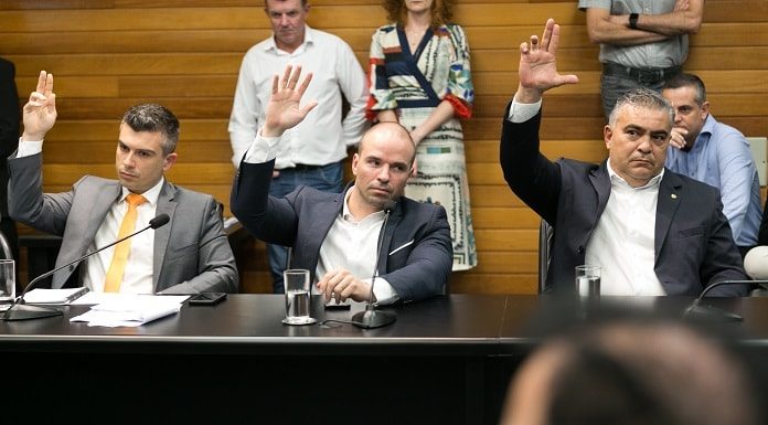 deputados bruno souza, jessé lopes e sargento lima em votação com as mãos para cima