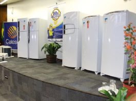 geladeiras e freezers em exposição em um palco