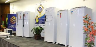 geladeiras e freezers em exposição em um palco