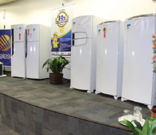 geladeiras e freezers em exposição em um palco