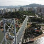 ponte hercílio luz vista de cima em foto aérea e centro de florianópolis