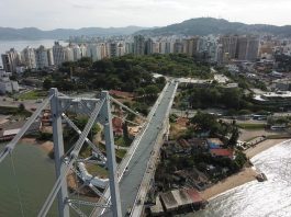 ponte hercílio luz vista de cima em foto aérea e centro de florianópolis