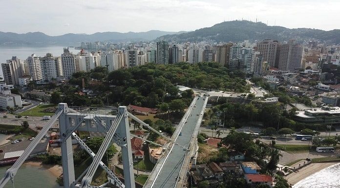 ponte hercílio luz vista de cima em foto aérea e centro de florianópolis