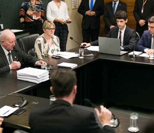 Aprovado relatório final da CPI da Ponte Hercílio Luz deputados sentados em volta de bancada quadrada