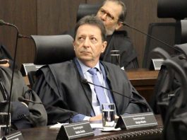 roesler na bancada da sessão do tribunal olhando para o alto ao lado de outros colegas