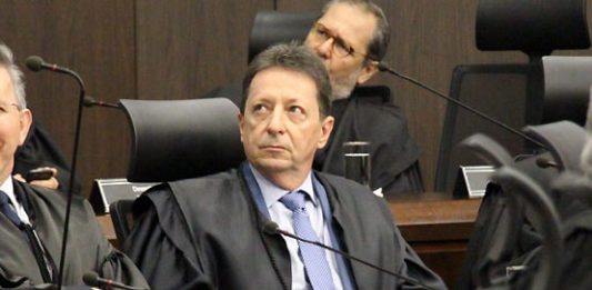 Ricardo Roesler é eleito presidente do Tribunal de Justiça de SC roesler na bancada da sessão do tribunal olhando para o alto ao lado de outros colegas