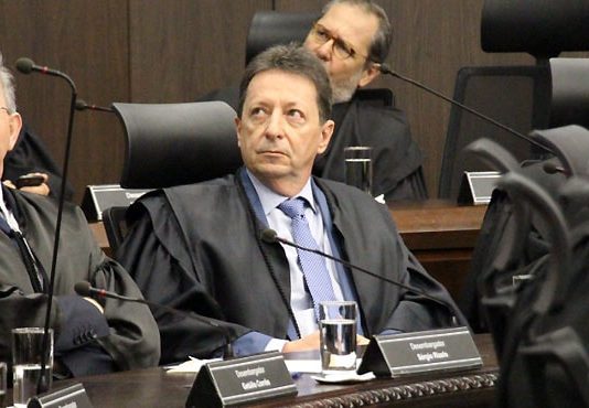 Ricardo Roesler é eleito presidente do Tribunal de Justiça de SC roesler na bancada da sessão do tribunal olhando para o alto ao lado de outros colegas