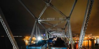 caminhões sobre a ponte hercílio luz