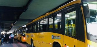 ônibus executivo estacionado em plataforma do terminal cidade de florianópolis