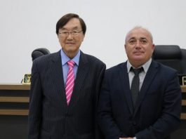 charles tang à esquerda foto ao lado do presidente da camara de palhoça, posam para a foto