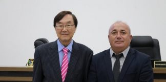 charles tang à esquerda foto ao lado do presidente da camara de palhoça, posam para a foto