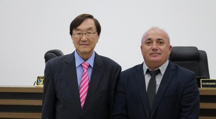 charles tang à esquerda foto ao lado do presidente da camara de palhoça, posam para a foto