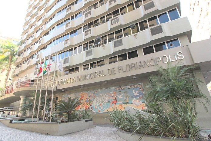 fachada do prédio da Câmara Municipal de Florianópolis