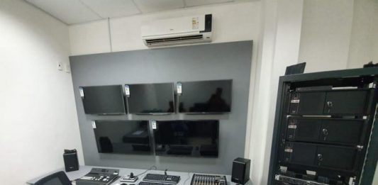 Câmara de São José inicia o ano com volta da TV Câmara pequena sala com aparelhagem eletrônica: cinco monitores na parede e teclados em uma mesa