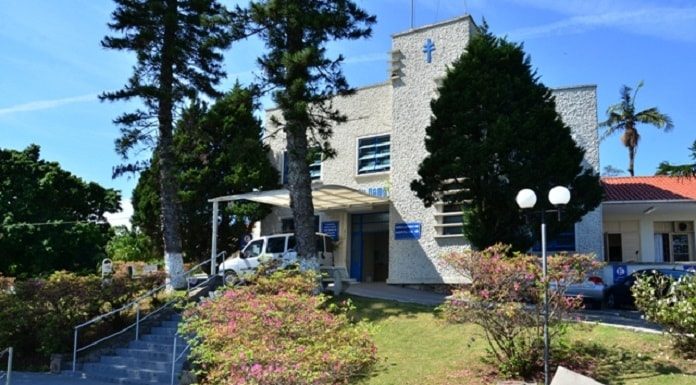 entrada do hospital neureu ramos, com jardim e escada à frente