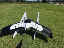 PM ambiental adquire drone para fiscalizar grandes áreas em SC drone acoplado em um pequeno trilho de lançamento inclinado e apoiado no chão de grama