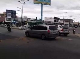 PRF multa 72 por passar sobre a calha de sinalização na marginal da BR 101 veículo gm zafira sobre a faixa de sinalização do chão