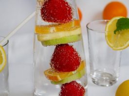 copos de água com frutas