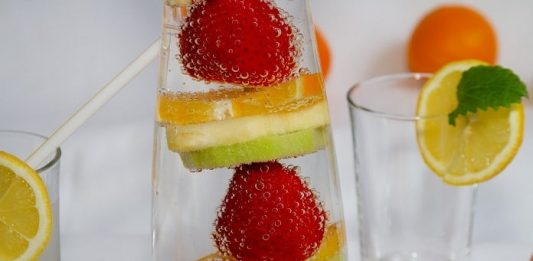 copos de água com frutas