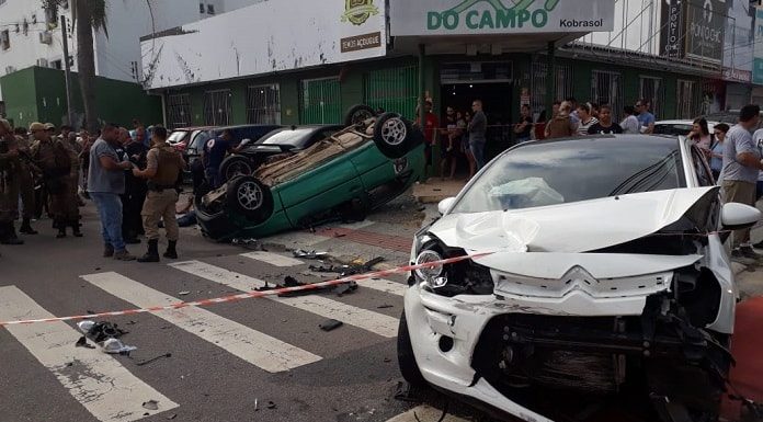 dois carros destruídos na esquina, o twingo capotado