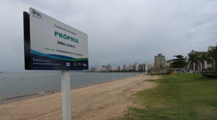 placa de condição própria para banho em praia da beira-mar