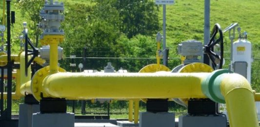 tubulação de gás natural à céu aberto