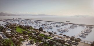 projeto da marina sobre a baía com parque ao lado de barcos ancorados