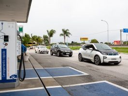 três veículos elétricos da bmw ao lado de eletroposto