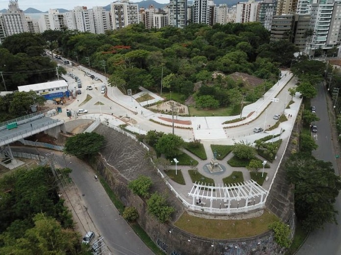 foto aérea da cabeceira insular da ponte, mostrando mirante e o parque da luz