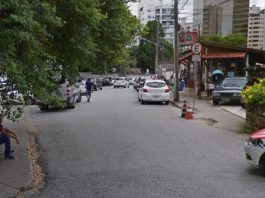rua do centro de florianópolis com carros estacionados dos dois lados