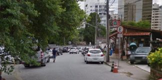 rua do centro de florianópolis com carros estacionados dos dois lados