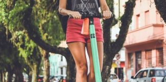 mulher andando de patinete no calçadão da av. hercílio luz