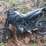 moto caída no chão de folhas secas