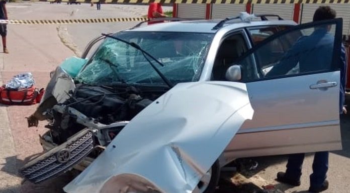 toyota fielder com a frente destruída e caminhão dos bombeiros ao lado