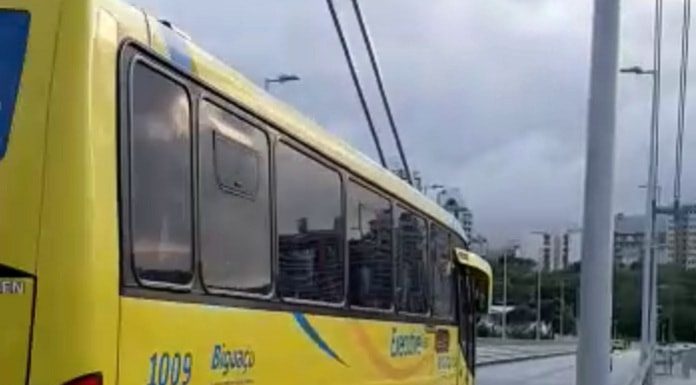 ônibus executivo amarelinho passando pela ponte