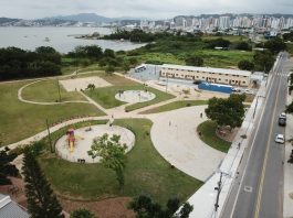 Parque do Abraão será inaugurado no sábado foto aérea do parque, com pista de caminhada, grande gramado mar ao fundo e pequenos apartamentos ao lado