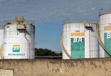 enormes tanques de armazenamento da petrobras