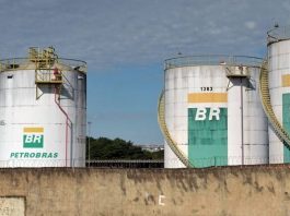 enormes tanques de armazenamento da petrobras