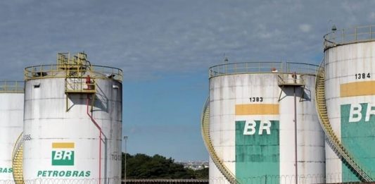 Petrobras aumenta preço da gasolina em 18% nas distribuidoras enormes tanques de armazenamento da petrobras