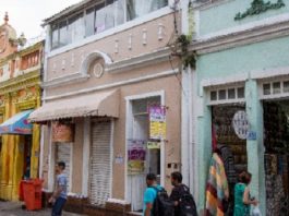 fachada colorida dos comércios da rua conselheiro mafra