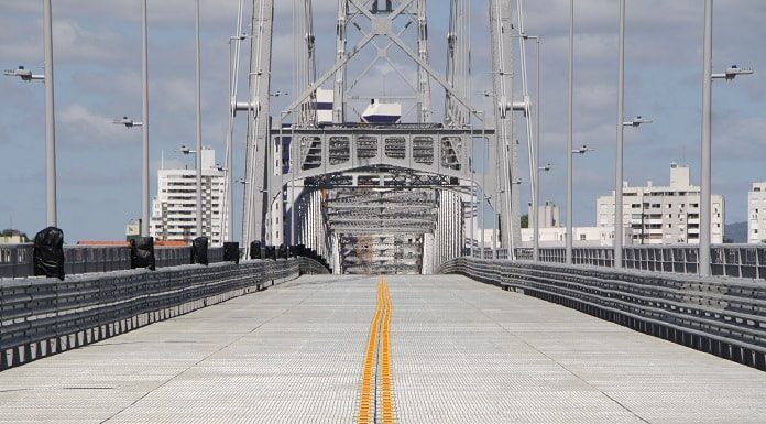 pista da ponte hercílio luz vista no meio, sem ninguém