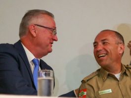 Delegado Paulo Koerich assume presidência da segurança pública estadual koerich e araujo gomes sentados e sorridentes lado a lado conversando