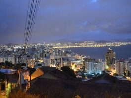 Prioridade para escolhas de imóveis em SC é por “vizinhança tranquila” vista do centro de florianópolis a partir de um local alto, à noite