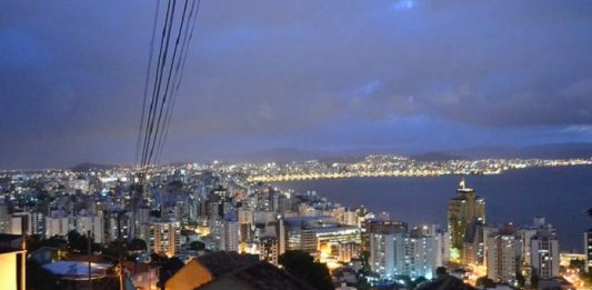 vista do centro de florianópolis a partir de um local alto, à noite