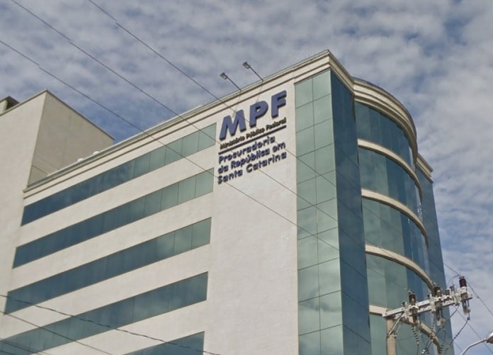 prédio sede do mpf com logo ao lado visto do nível da rua