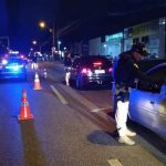 agente da prf fala com motorista parado em blitz na marginal