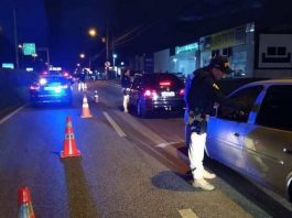 agente da prf fala com motorista parado em blitz na marginal