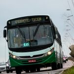ônibus da empresa Jotur descendo a ponte visto de frente com a linha estação - ticen inscrita na parte frontal