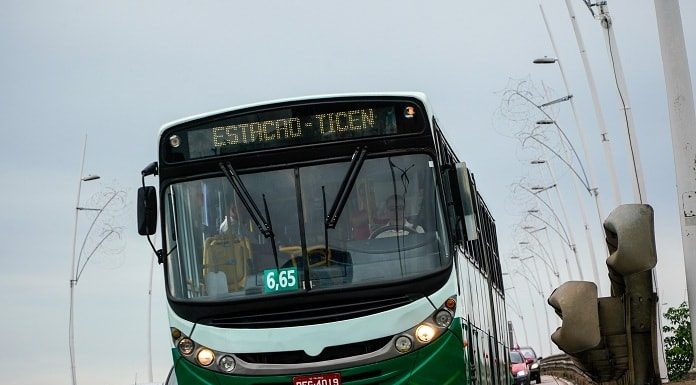 ônibus da empresa Jotur descendo a ponte visto de frente com a linha estação - ticen inscrita na parte frontal