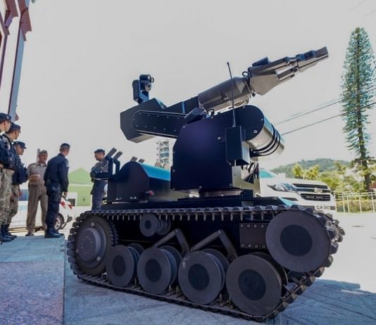 Polícia Militar recebe robô antibomba robô em frente a sede da pm